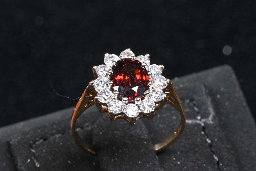 Златен Пръстен 375 ( 9к), 2.31гр, цирконий и гранат. Размер 55