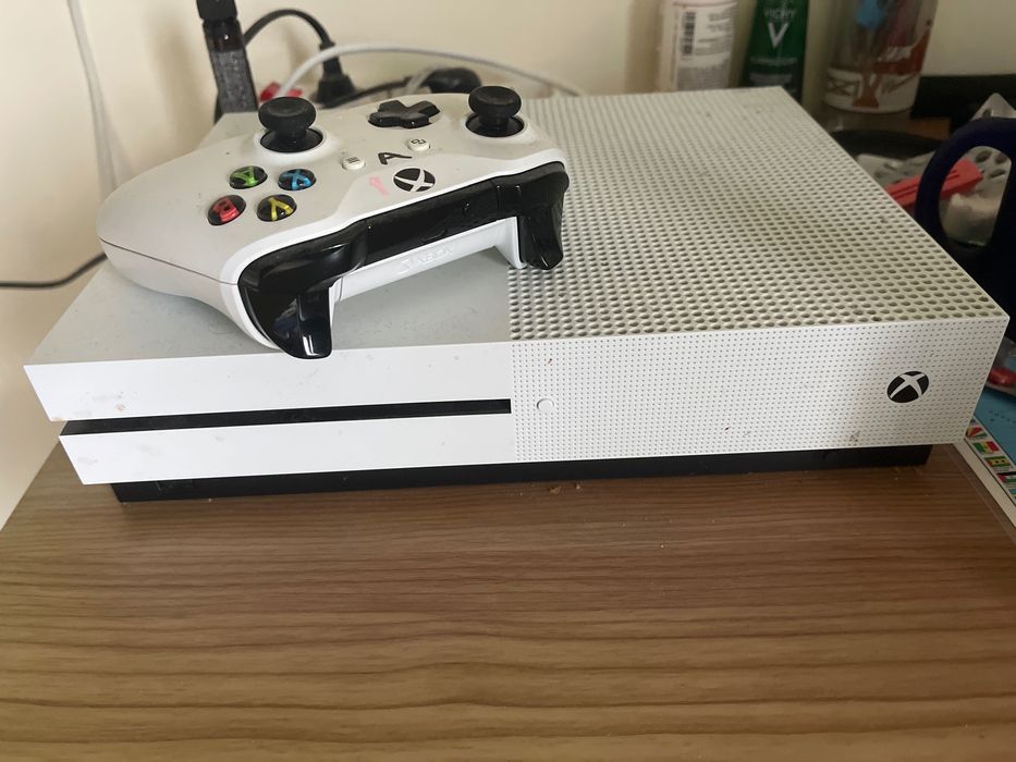 Xbox One S 1tb+ 1 controller+ Fc24+ Gta5 Premium Edition