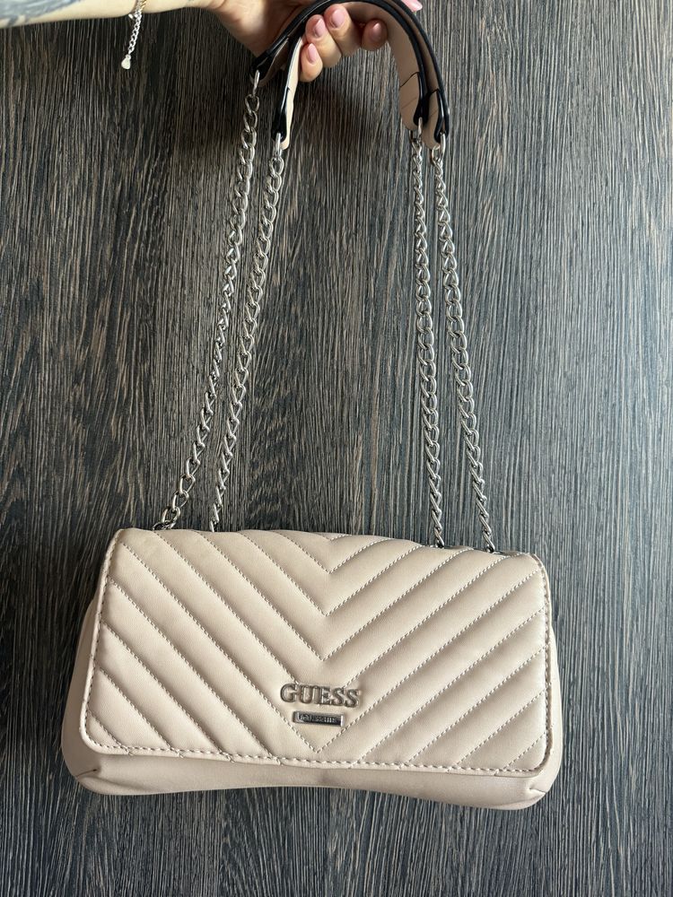 Дамска чанта на марката Guess