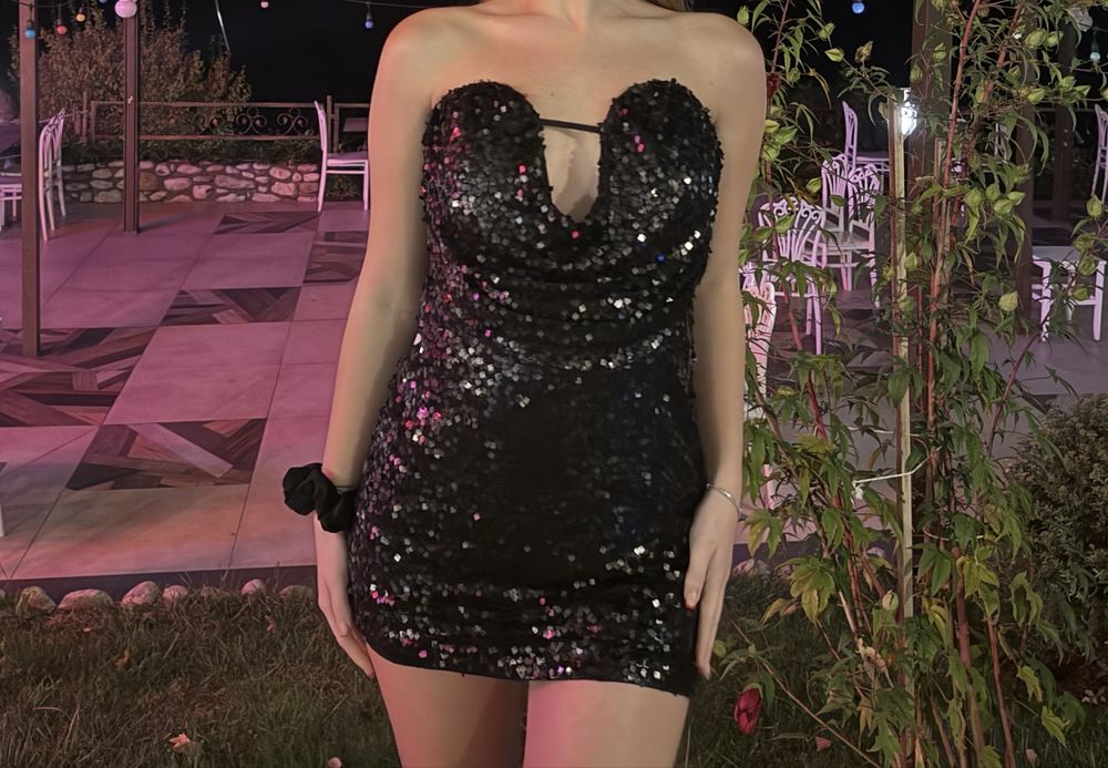 Блестяща рокля и блестящ гащеризон.