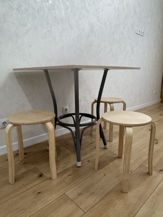 Продаю стол со стульями практически новые