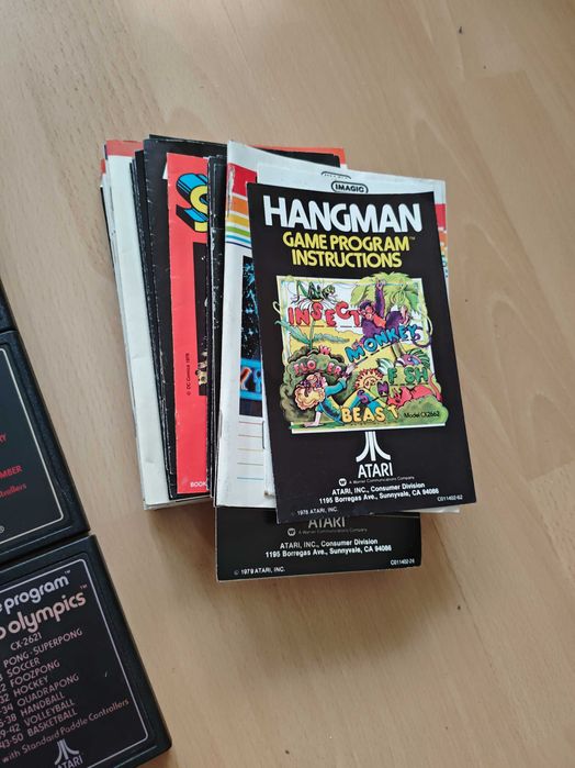 Atari 2600 с много игри и аксесоари