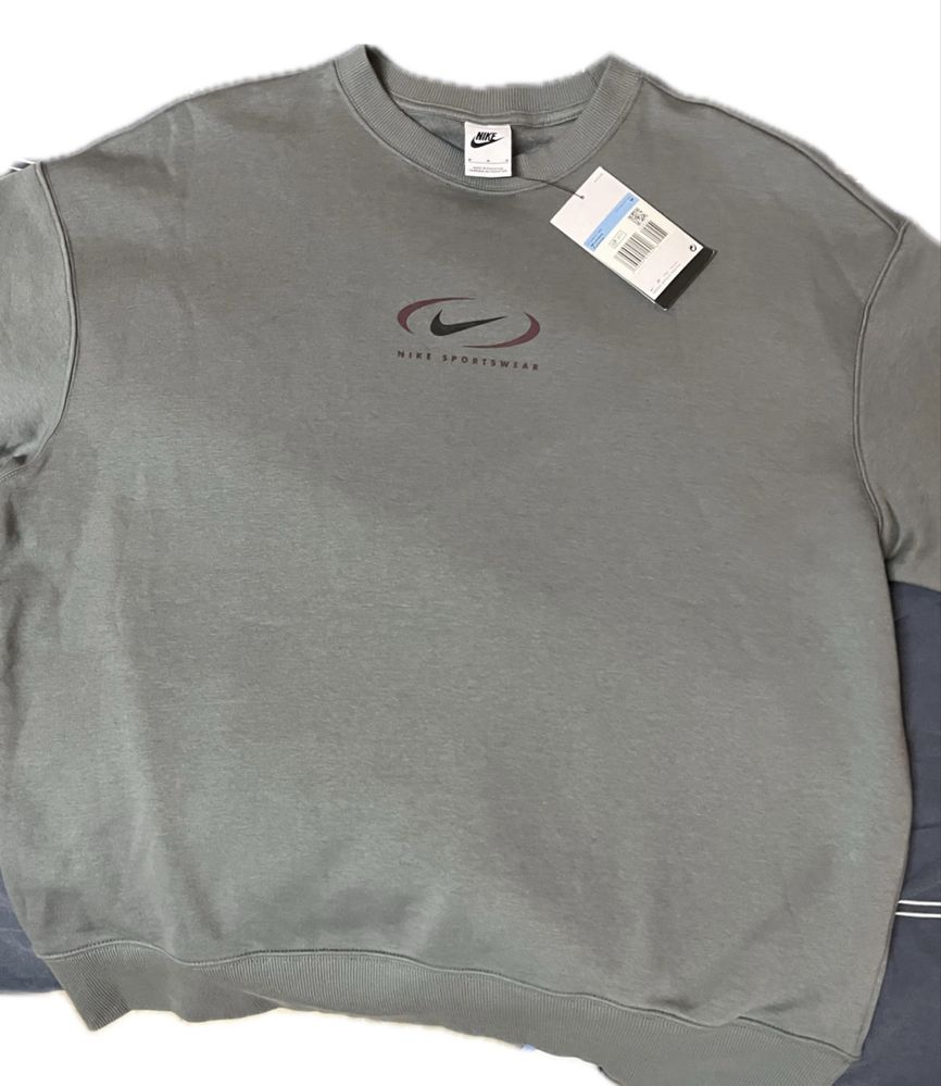 Оригинална блуза Nike с дълъг ръкав. Блузата е с етикет и не е носена.