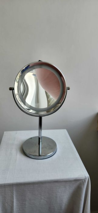 Oglinda machiaj cu marire si LED