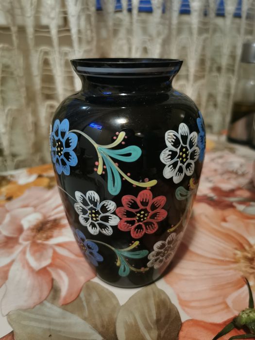 Стъклена ваза с цветчета