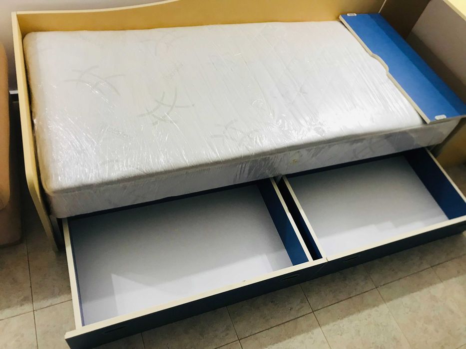 Единично легло с чекмеджета и ракла