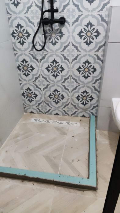 Execut lucrări de construcții și finisaje interioare și exterioare .