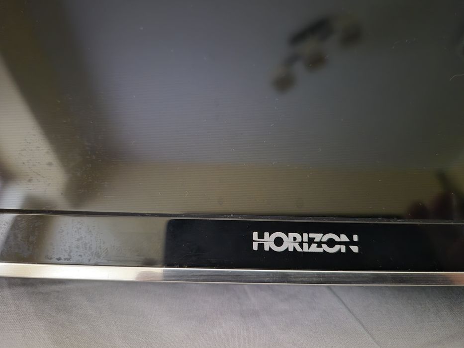 Doua televizoare smart full HD 108 cm Horizon aproape noi