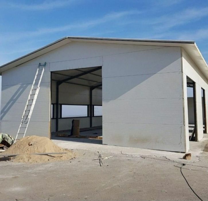 Structură metalică solidă și durabilă, ideală pentru depozitare sau sp