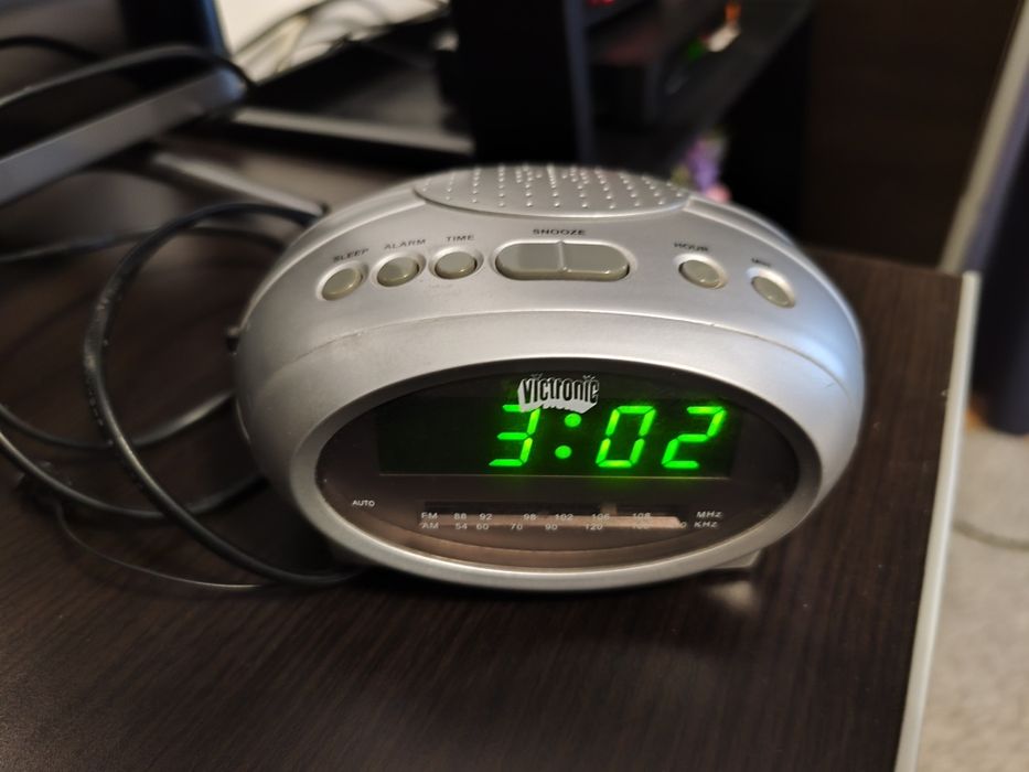 Ceas LED cu radio si alarma