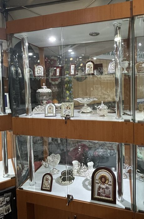 Vand corpuri expozitie magazin