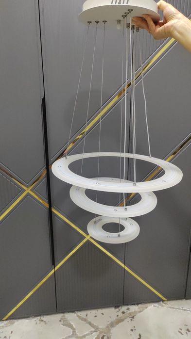 Продам люстру, штукатурка белая