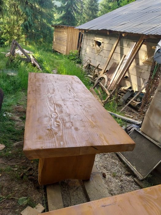 Masa cu bănci diferite dimensiuni