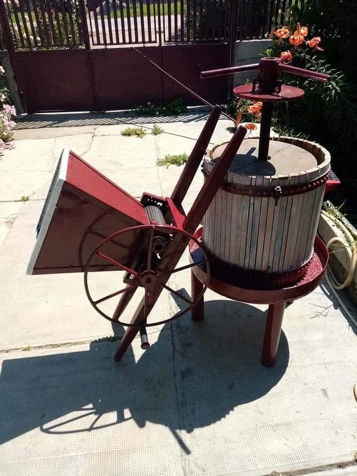 Vând moara și presa pentru struguri