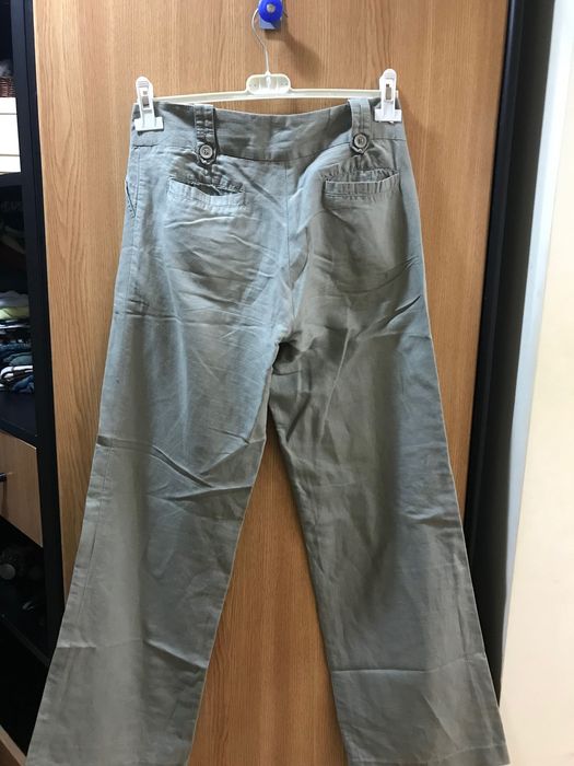 Pantaloni gri-khaki deasupra gleznei