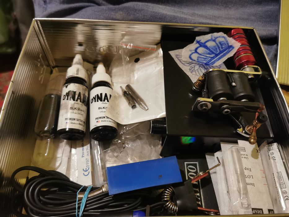 De vânzare aparat de tatuat cu tot ce trebuie