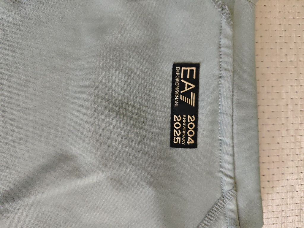 Тениска EA7 за спорт и ежедневие.