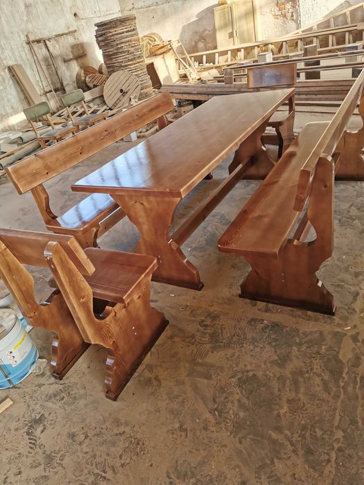 Дървени маси и пейки