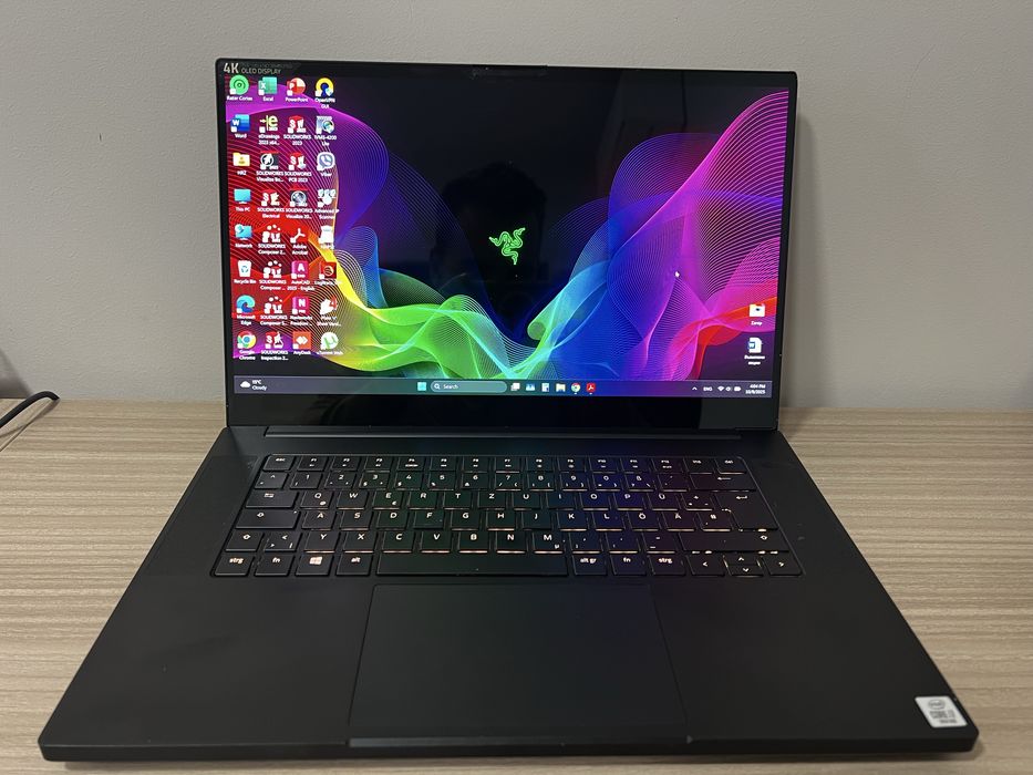 Razer Blade 15,6” 4K OLED Display, i7 10750H, 512GB SSD, 16GB RAM.