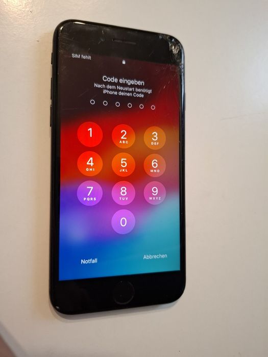 Iphone SE 2020 Black телефона е със icloud и парола