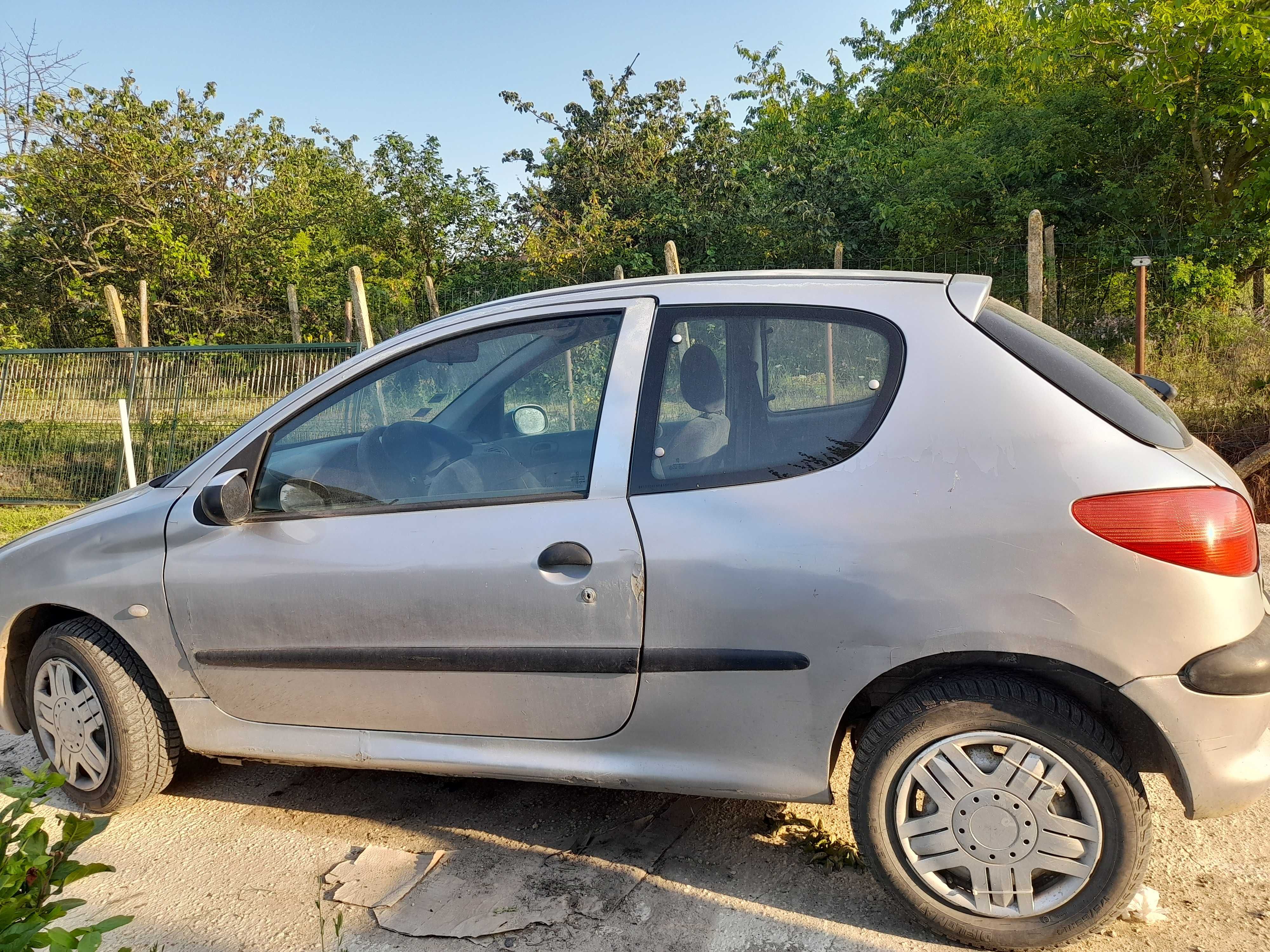 Продавам peugeot 206 технически добре с външни забележки