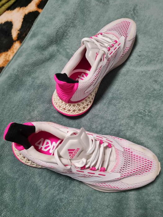 Vând adidași noi fără etichetă