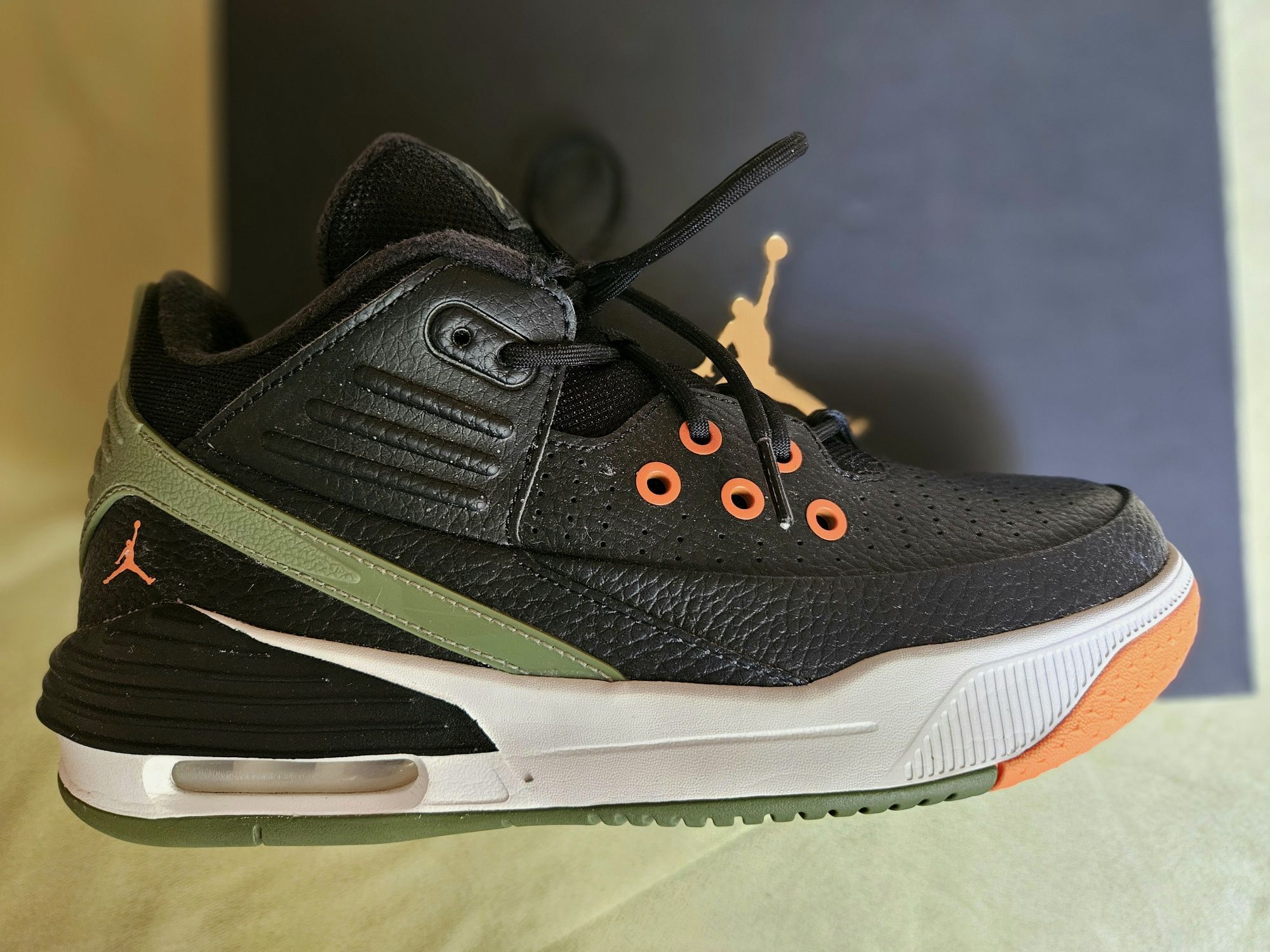 Nike jordan max aura