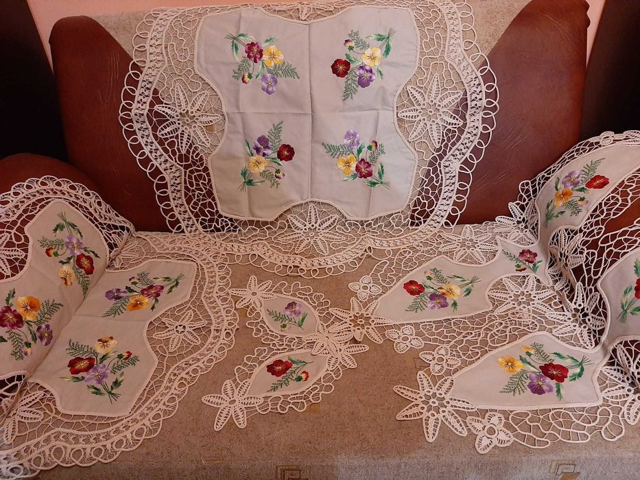 Set 6 mileuri noi din macrame cu insertie brodata manual