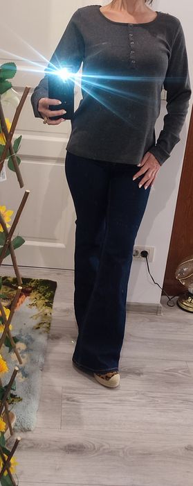 Bluza gri cu model brodat pe spate