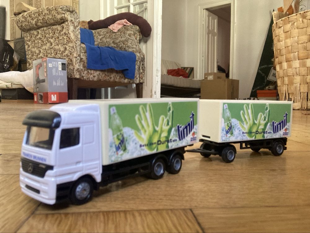 Vand machete camion/ jucarii