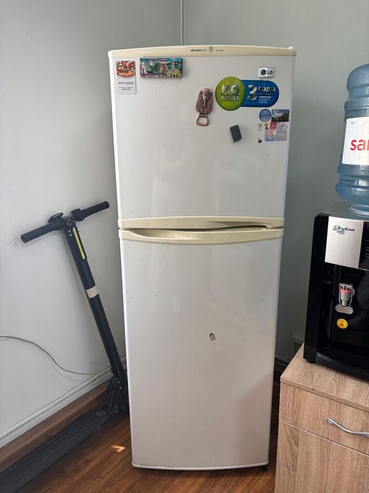 Холодильник LG не большой, продам. Рабочий. Хорошо морозит.