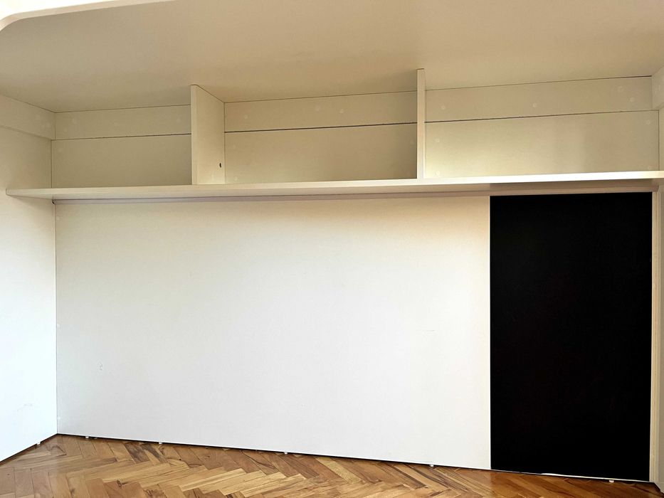 Детски легла на втори етаж със стълба, етажерки и ракли под тях