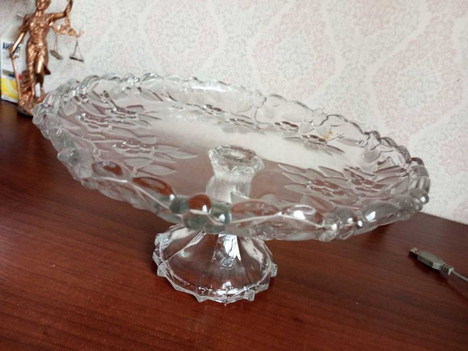 стеклянная ваза (на высокой ножке)