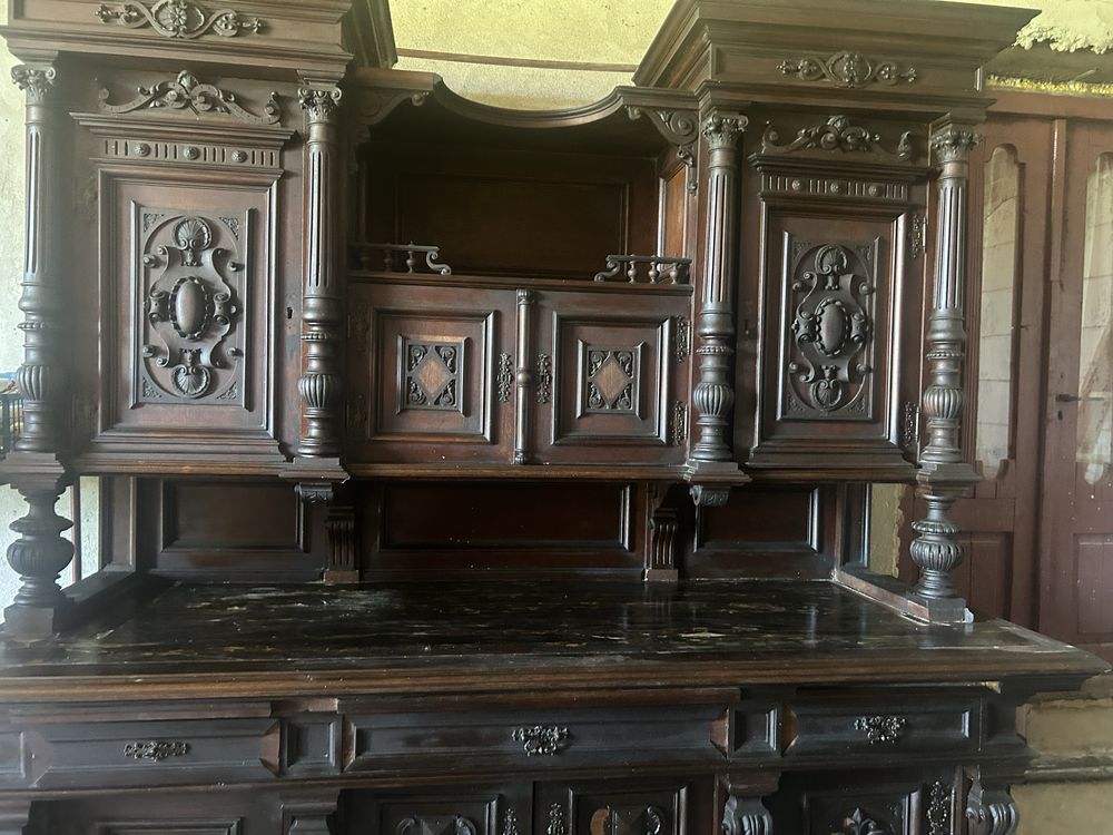 Vând credenț din lemn masiv sculptat