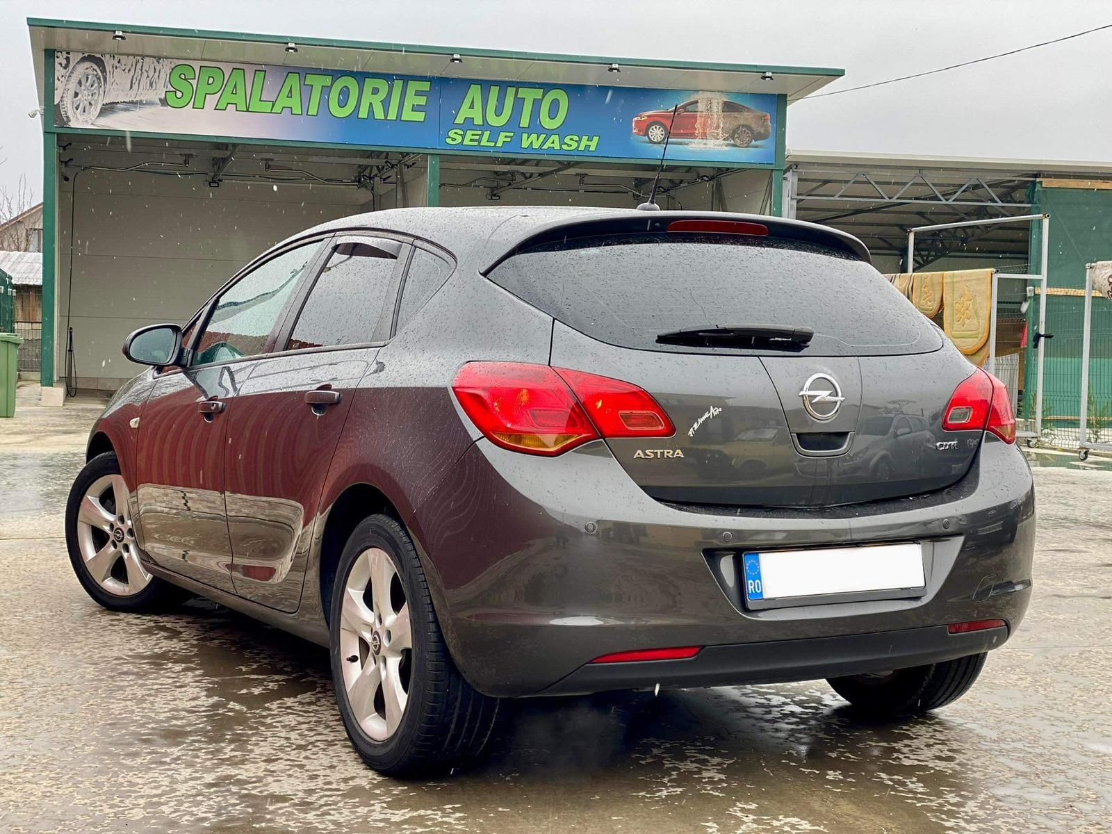 Vând Opel Astra J