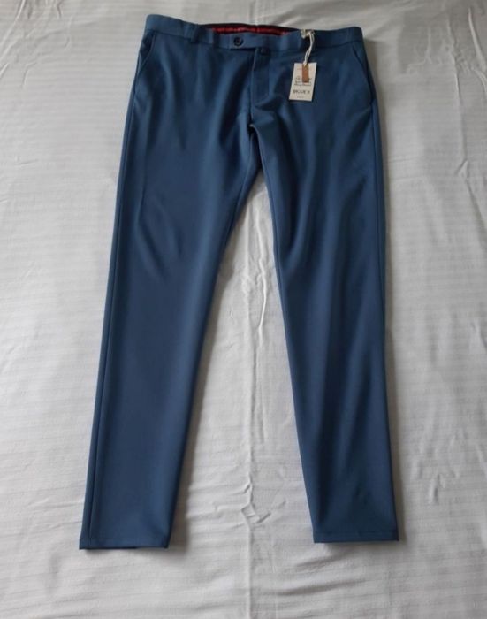 Pantaloni eleganti .