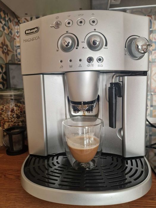Продавам Кафе Машина Delonghi magnifica Esam 4200