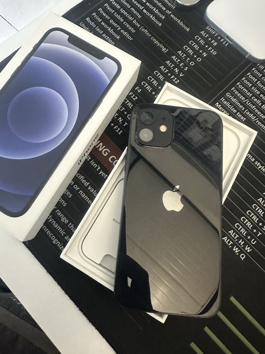 iPhone 12, 128GB, baterie 87%, punct mort pe display