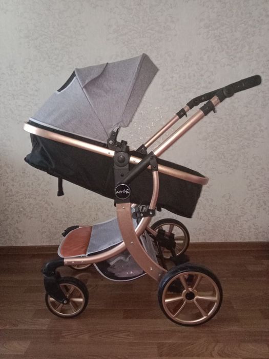 Детская коляска ,почти новая пользовались только в квартире