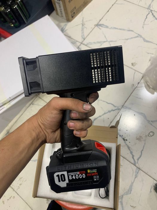 ультрафиолетовая лампа telpilla fonar kraska sepilganini ko'rsatadi