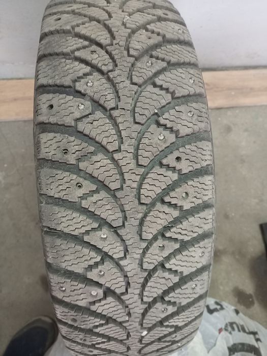 Продам зимние шины. Шипованные