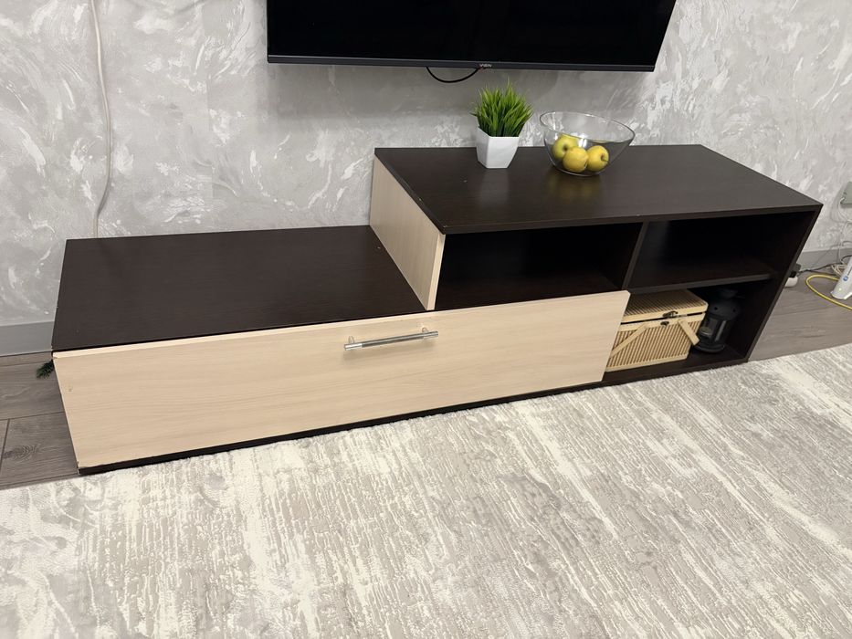 Продам полку под телевизор. Цена 15.000. Без торга.