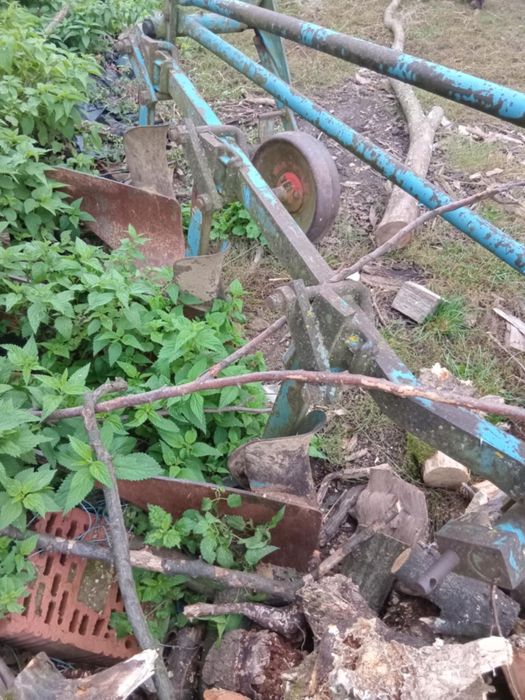 Vând plug și remorca