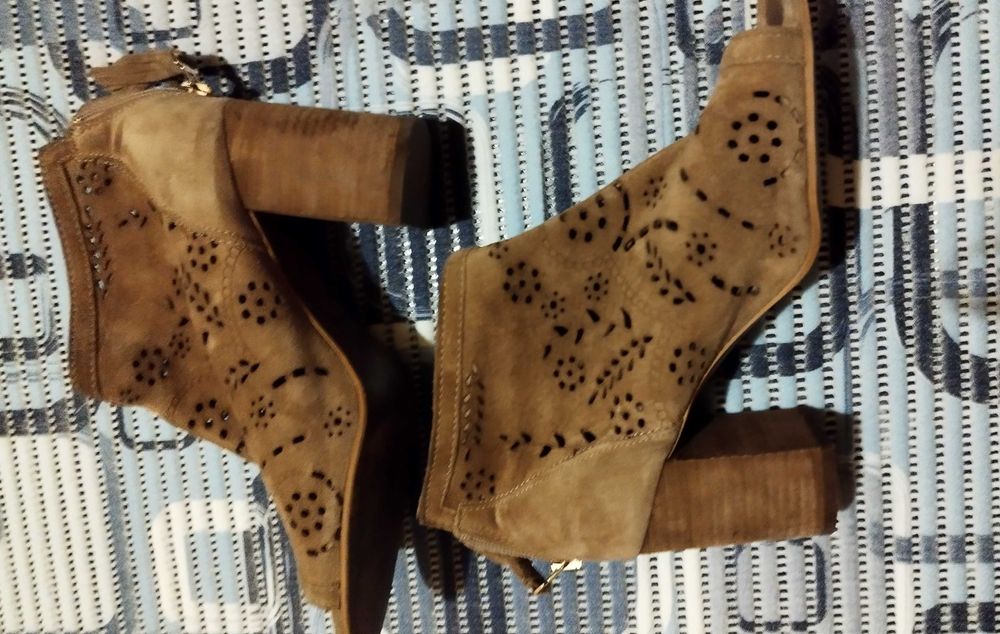 Sandale tip botina, decupate la varf, mărimea 37