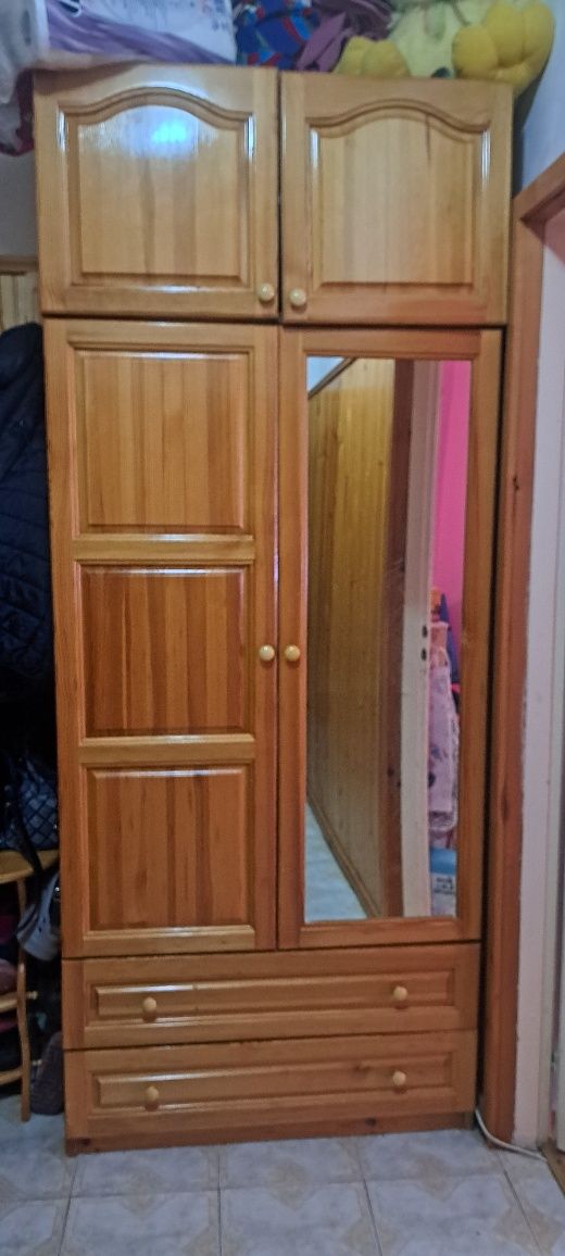 Двукрилен дървен гардероб