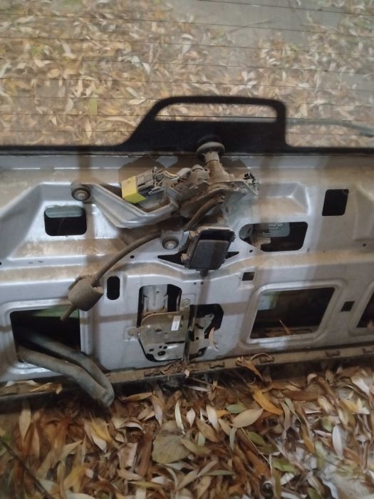 Крышка багажника на мерседес