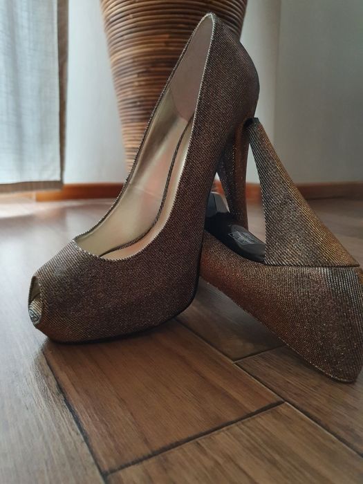 Vând sandale marca NINE WEST