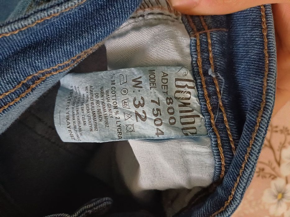 Vând blugi ,două perechi!!