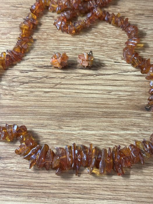 Колие от истински кехлибар с обици от Латвия.