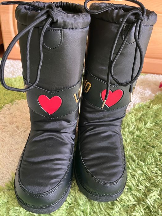 Vând cizme noi Moschino